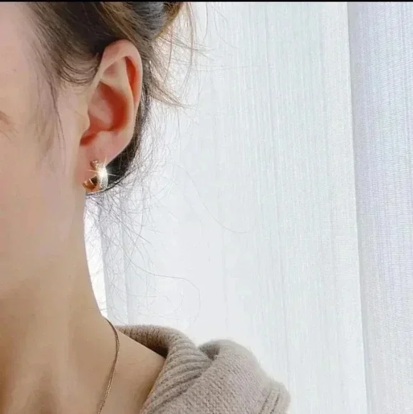 Exquisite Cubic Zirconia Hoop Huggie Earrings 14K Gold Plated Glitter. NWT - Picture 6 of 7